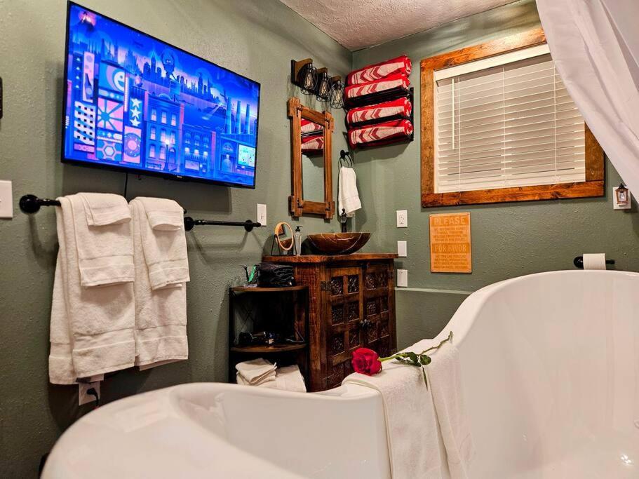Private Cabin- Breakfast - Double Tub - 75In Tv - Sup - Washer Dryer - Bbq West Point Luaran gambar